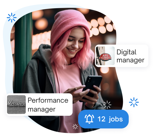 Junge Frau mit rosa Haaren und Mütze sucht mit einem Smartphone auf jobs.ch nach einem Job als "Performance Manager" oder "Digital Manager".