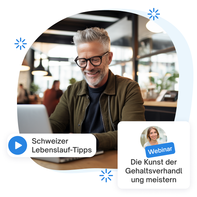 Ein lächelnder Mann mit Brille, der in einem Café an einem Laptop arbeitet und auf jobs.ch lernt, wie man einen Lebenslauf schreibt, der auf dem Schweizer Arbeitsmarkt hervorsticht.