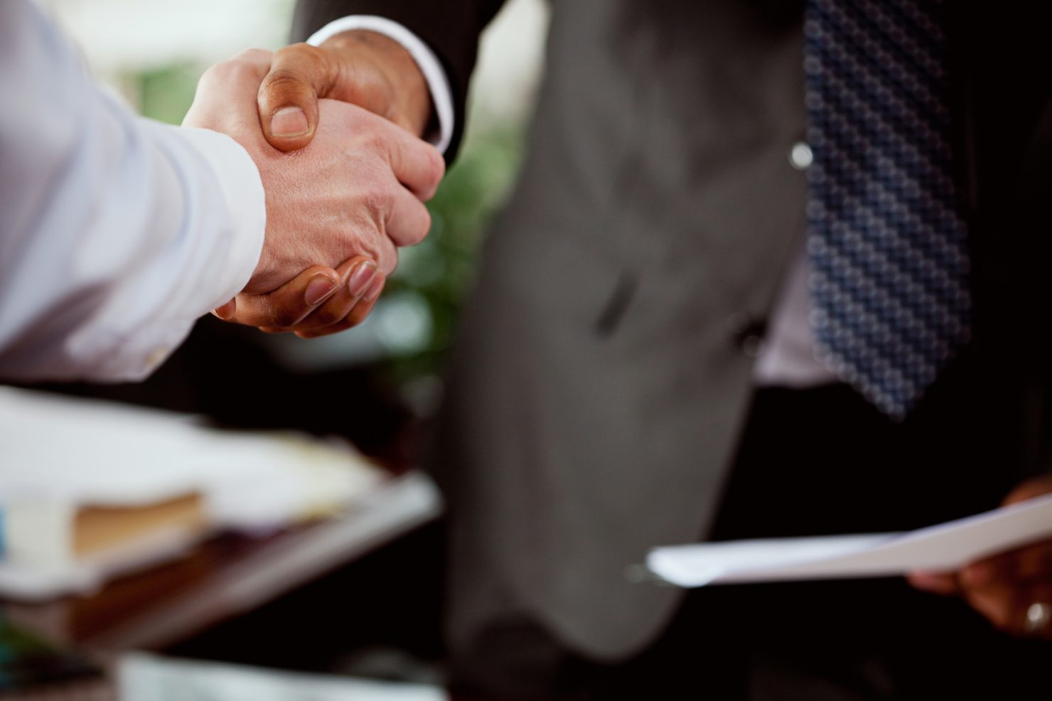 Der Händedruck bei einem Bewerbungsgespräch