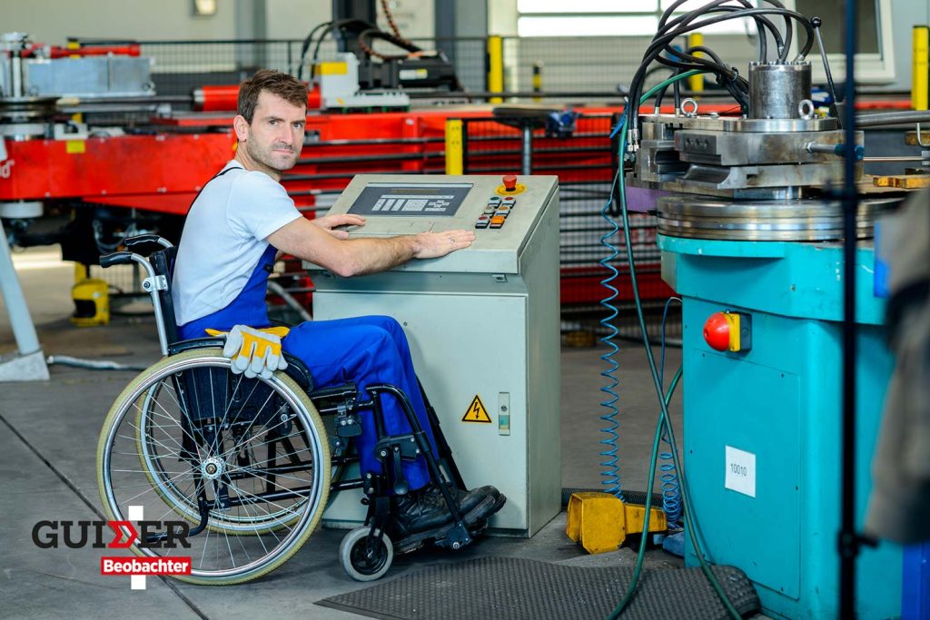 mann im rollstuhl arbeitet