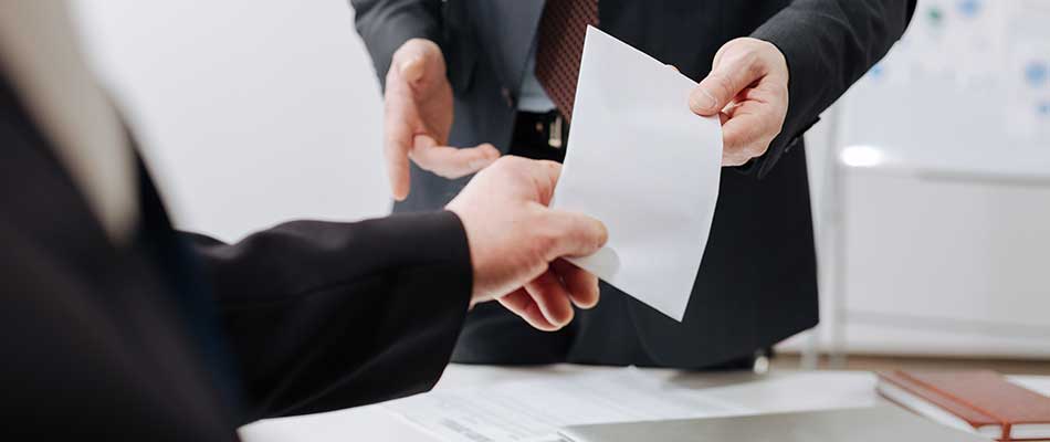 mann übergibt kündigung schriftlich