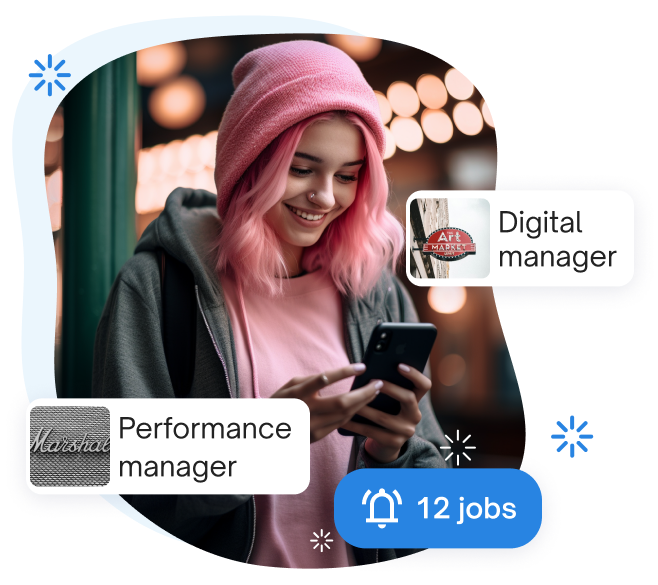Jeune femme aux cheveux et au bonnet roses utilisant un smartphone pour chercher un emploi de "Performance manager" ou "Digital manager" sur jobs.ch.