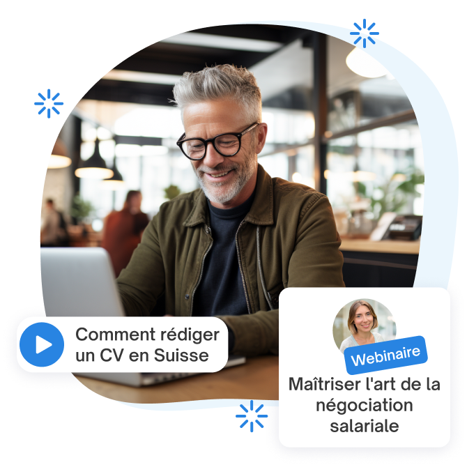 Homme souriant avec des lunettes travaillant sur un ordinateur portable dans un café, apprenant sur jobs.ch comment rédiger un CV qui se démarque sur le marché du travail suisse.